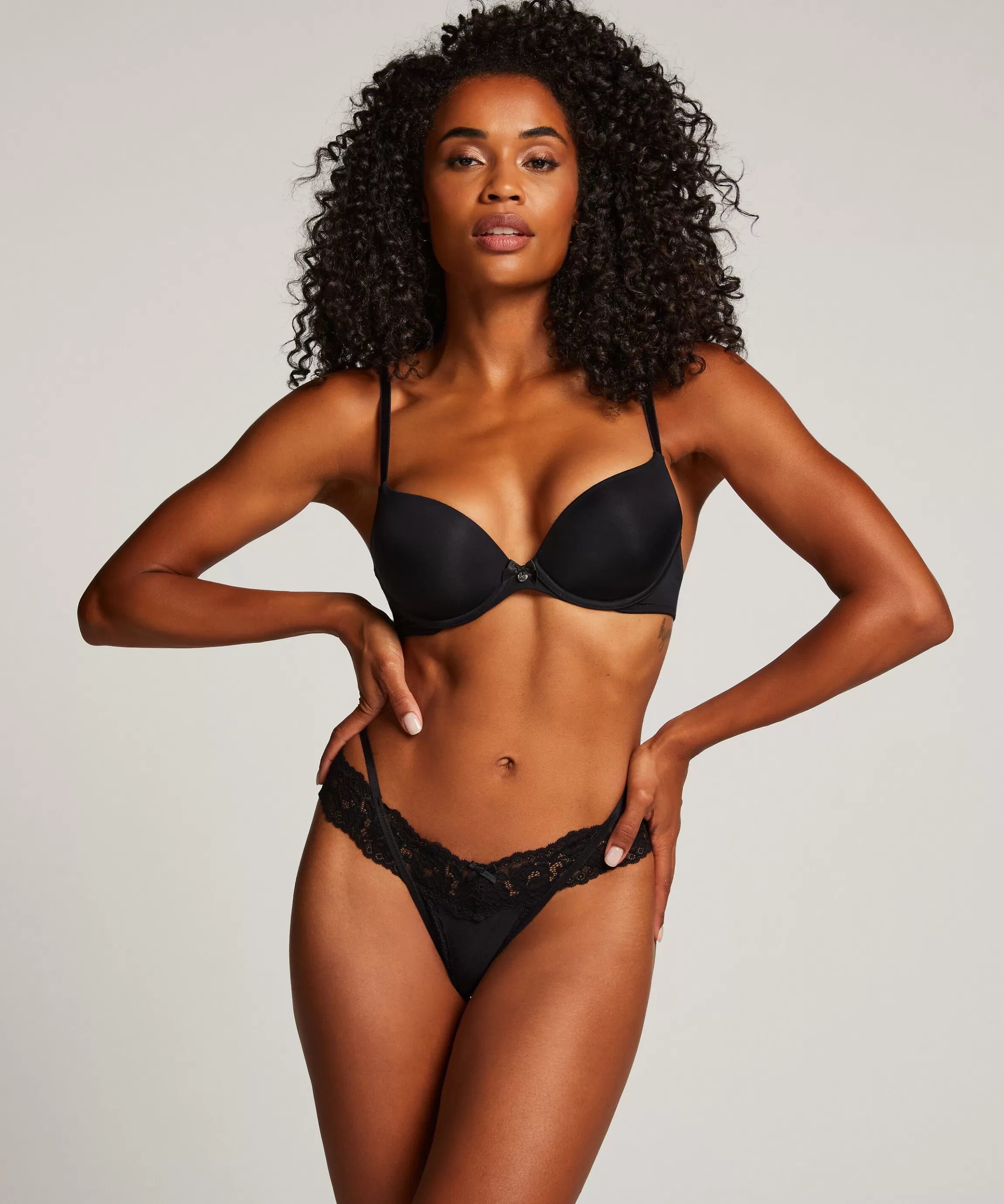 Hunkemöller Strings & Boxerstrings*Extra Lage V-String Elliena Zwart