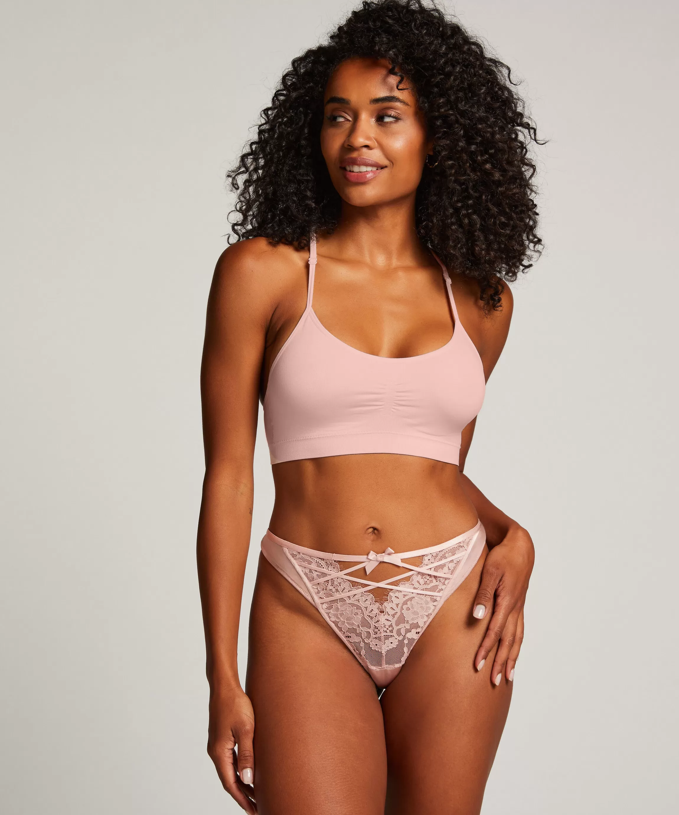 Hunkemöller Brazilians & V-Shapes*Hoog Uitgesneden String Cheryl Roze