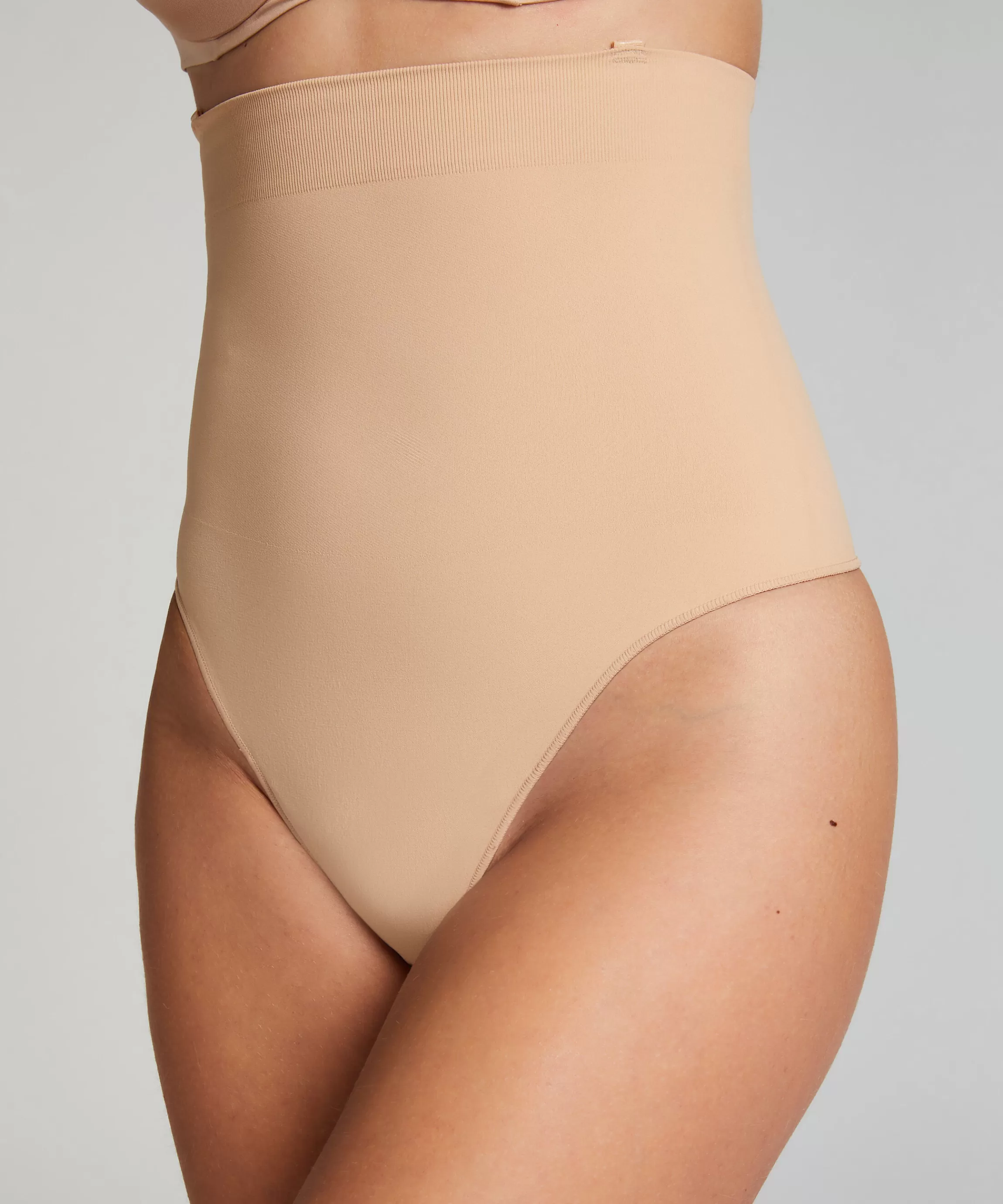 Hunkemöller Strings & Boxerstrings*Naadloze Corrigerend String Met Hoge Taille Beige